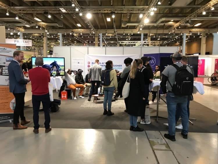 TakeAWalk-stand med besøgende på fagmesse
